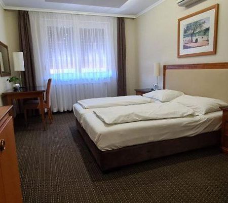 Korona Panzio Bed & Breakfast Хатван Екстериор снимка