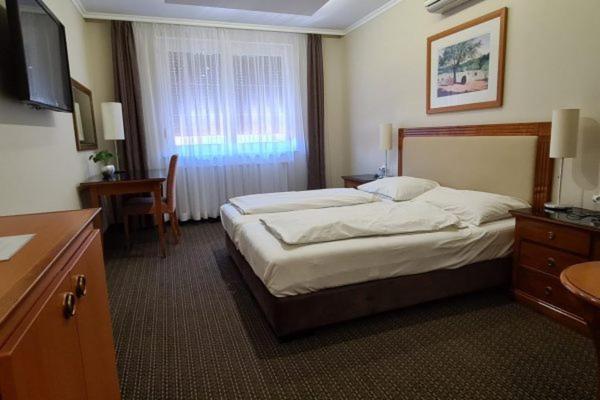 Korona Panzio Bed & Breakfast Хатван Екстериор снимка