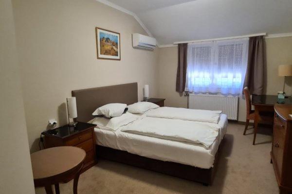 Korona Panzio Bed & Breakfast Хатван Екстериор снимка