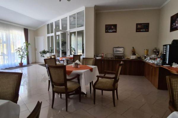 Korona Panzio Bed & Breakfast Хатван Екстериор снимка