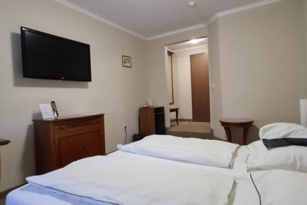 Korona Panzio Bed & Breakfast Хатван Екстериор снимка